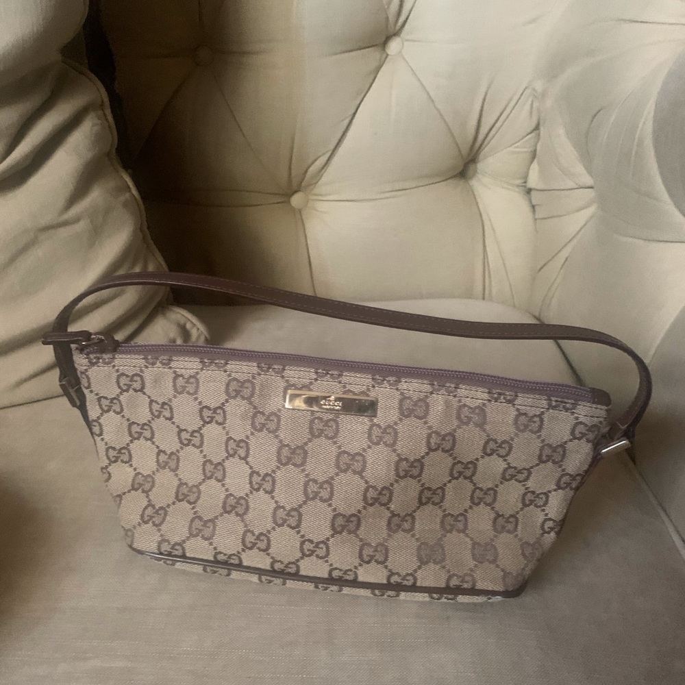Gucci 100% authentic small clutch with wrist/shoulder strap excellent condition